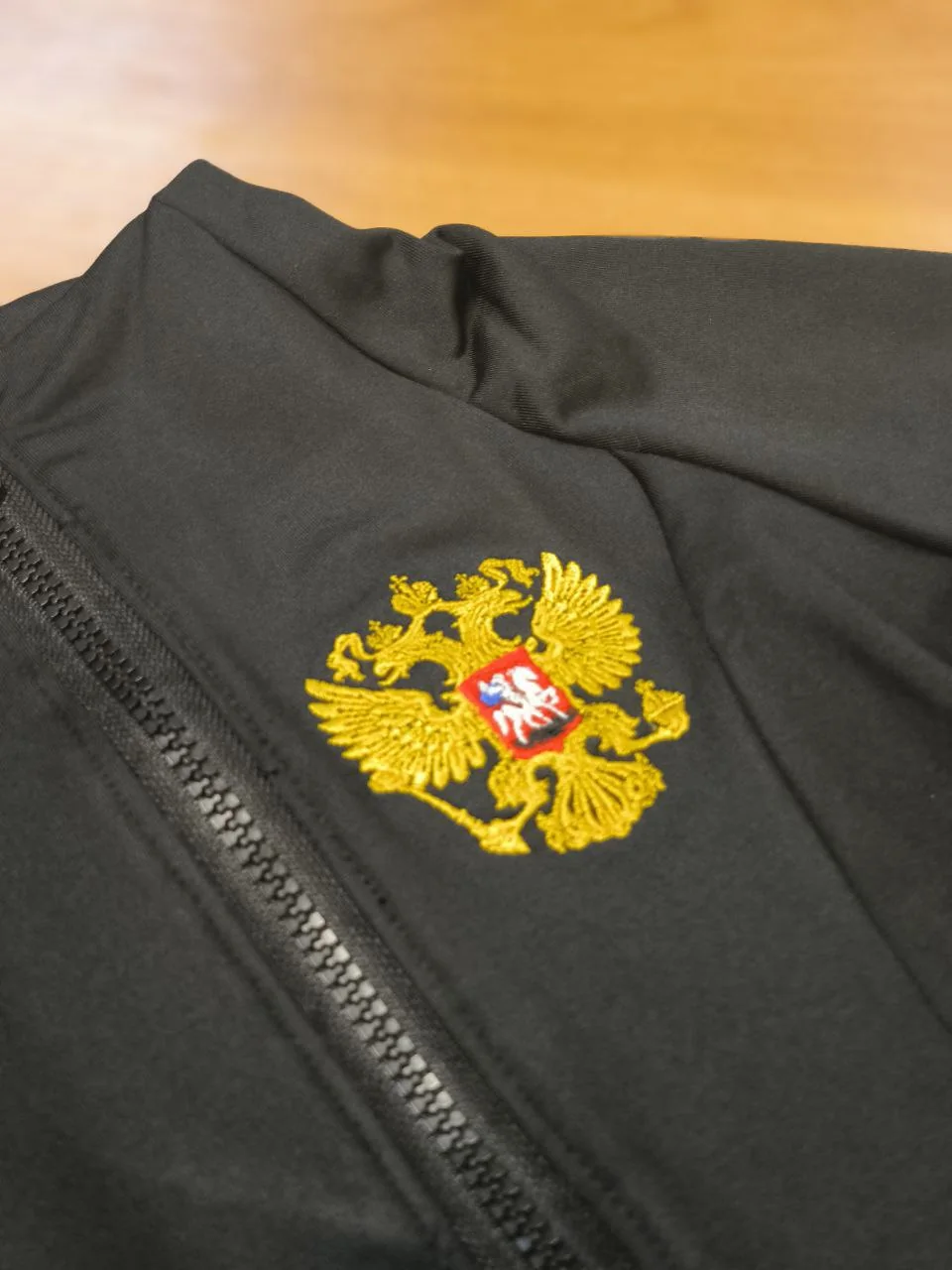Гербовая вышивка на куртке — работа арт-студии Картушин
