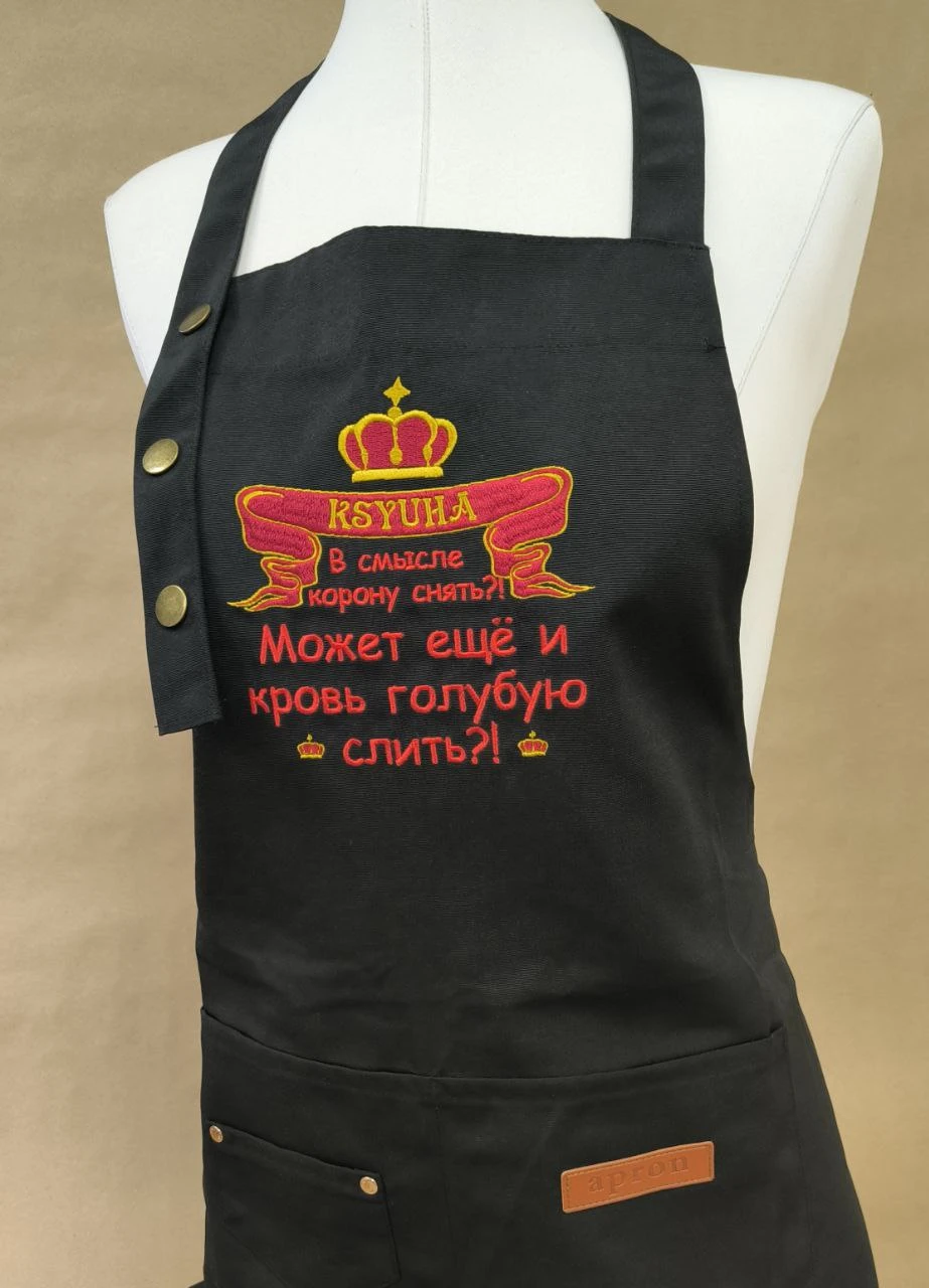 Чёрный фартук с выразительной многоцветной вышивкой