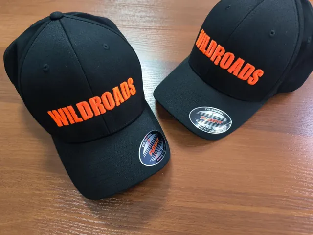 Бейсболки для команды Wild Roads