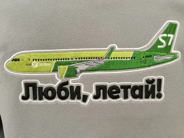 Художественная вышивка на флисовой одежде