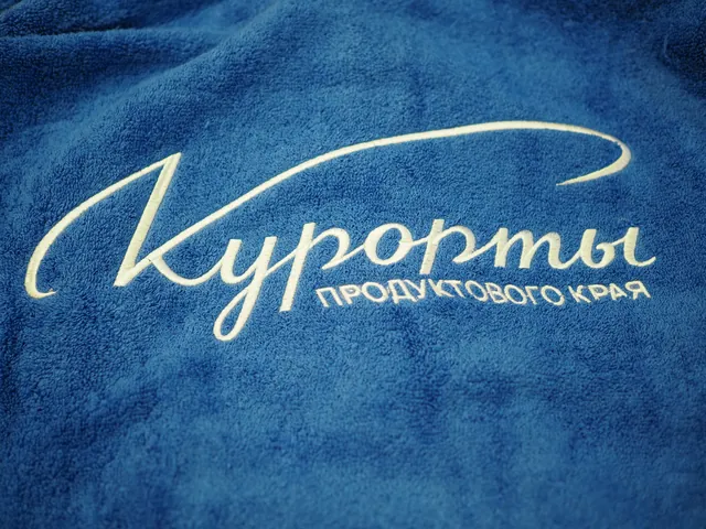 Вышивка на махровом халате «Курорты продуктового края»
