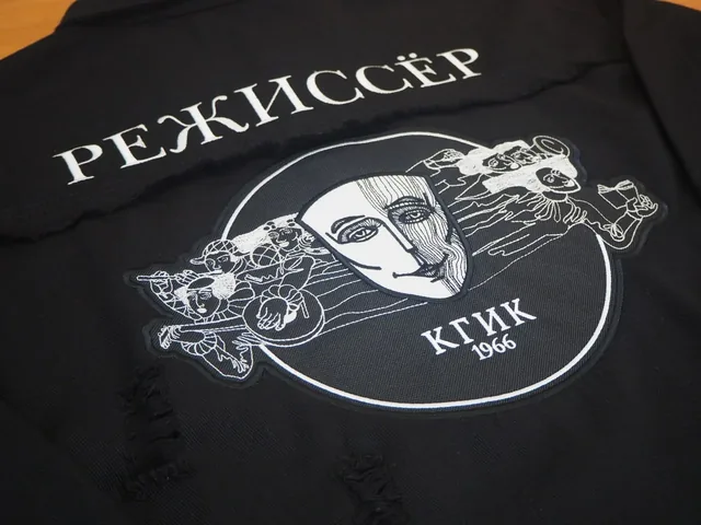 Линейная графика на футболке
