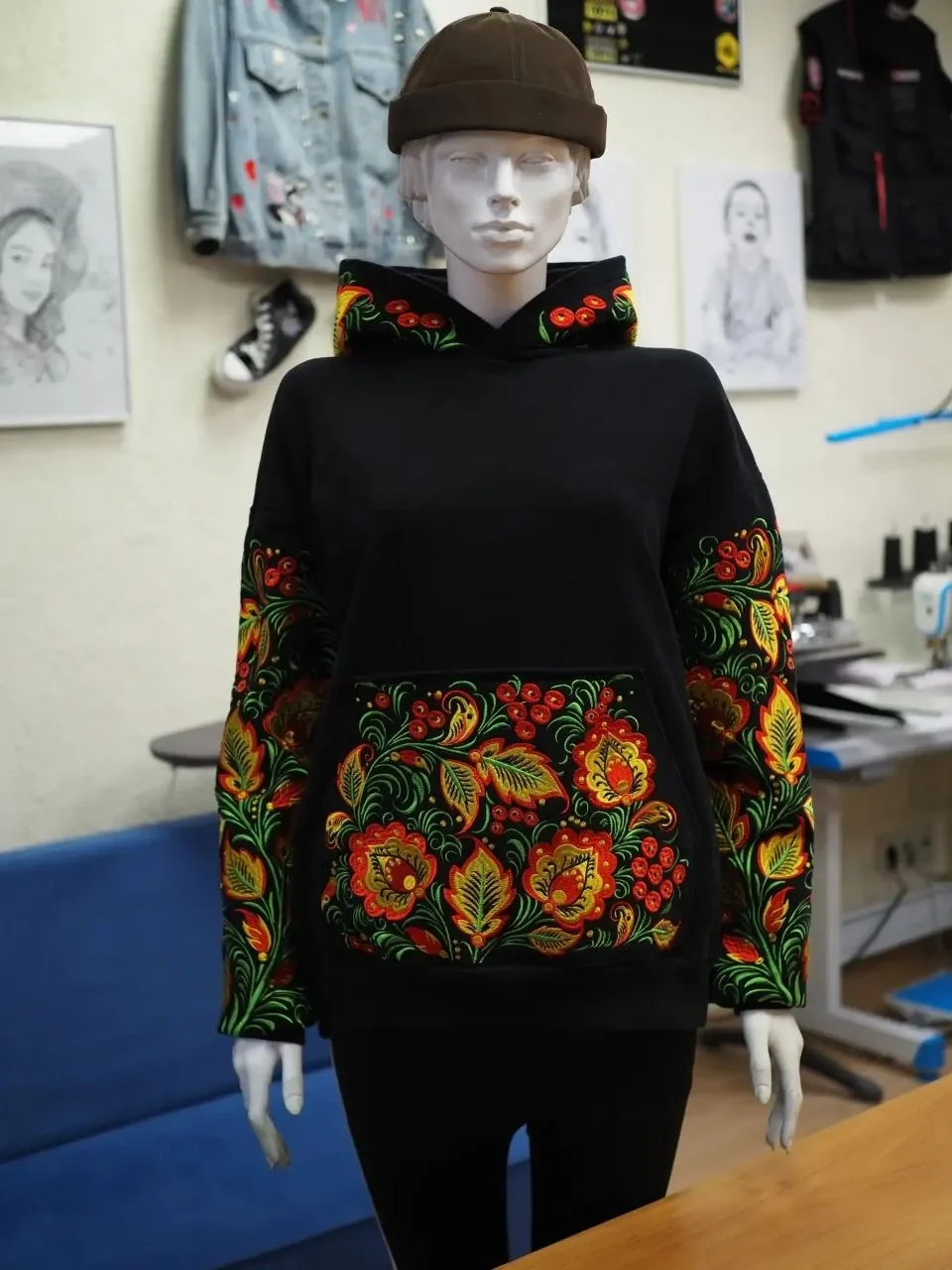 Чёрное худи с цветочным орнаментом на рукавах и передней части, на манекене