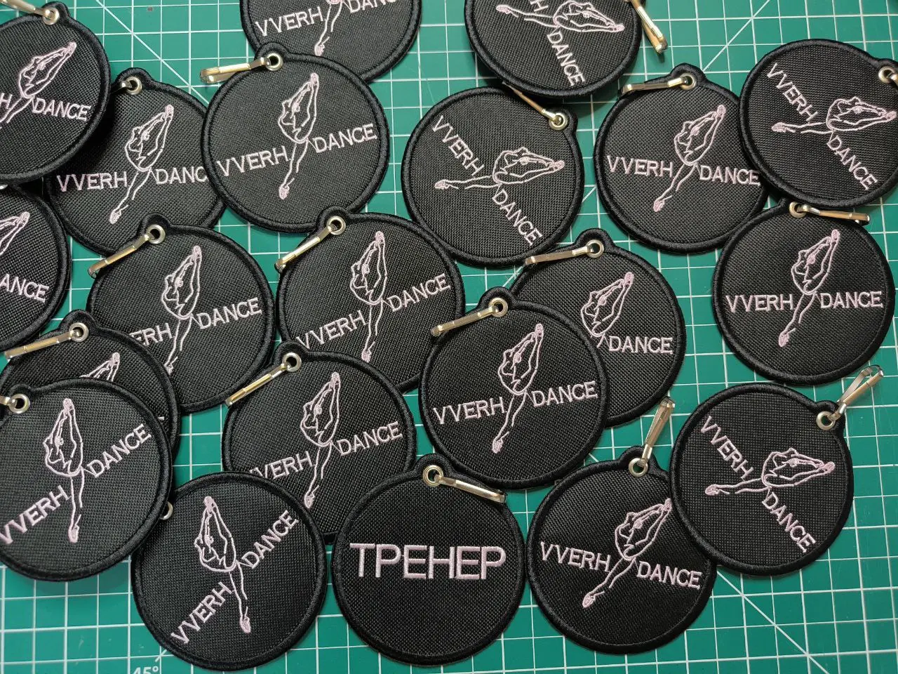 Чёрные текстильные брелоки с вышивкой VVERH DANCE и металлической фурнитурой